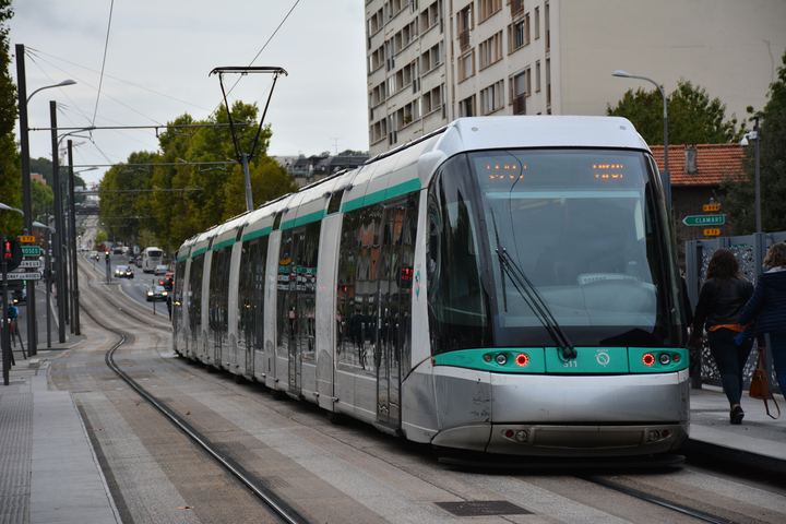 Rame du T6 à la station Centre de Châtillon