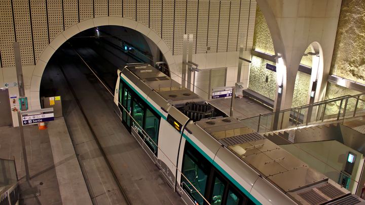 Rame du T6 à la sortie du tunnel, station souterraine de Viroflay